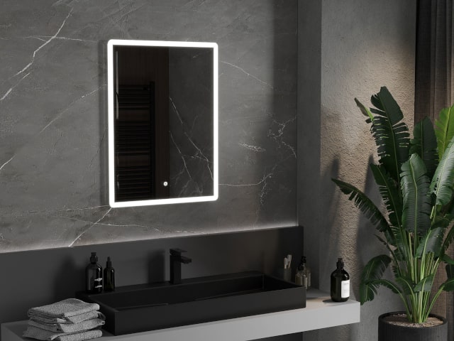 Beleuchteter Spiegel im Badezimmer