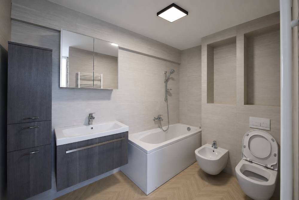 Quadratische LED-Deckenleuchte im Badezimmer