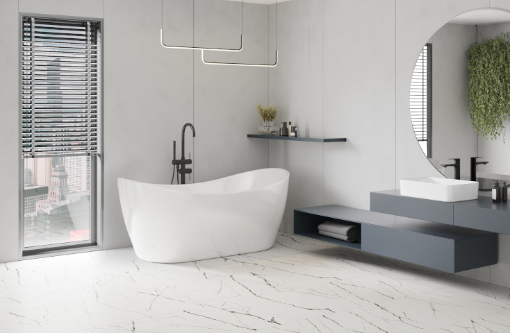 Weiße Fliesen mit Glanz im Badezimmer