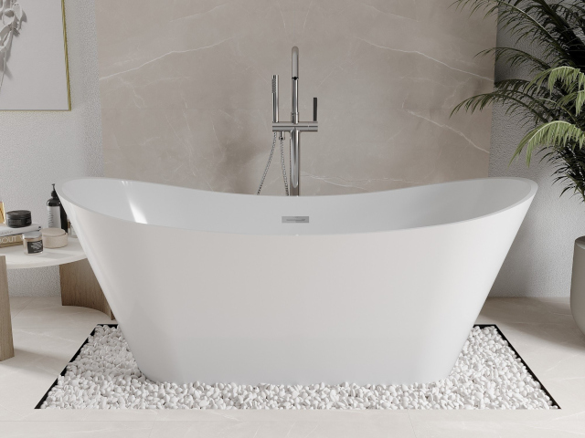 Beige matte Fliesen um die Badewanne