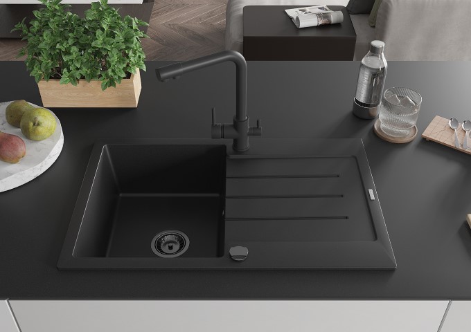Schwarze Küchenarmaturen mit der Möglichkeit eines Wasserfilters