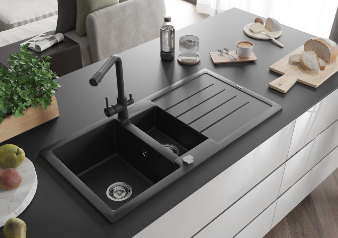 Schwarze Küchenarmaturen mit der Möglichkeit eines Wasserfilters