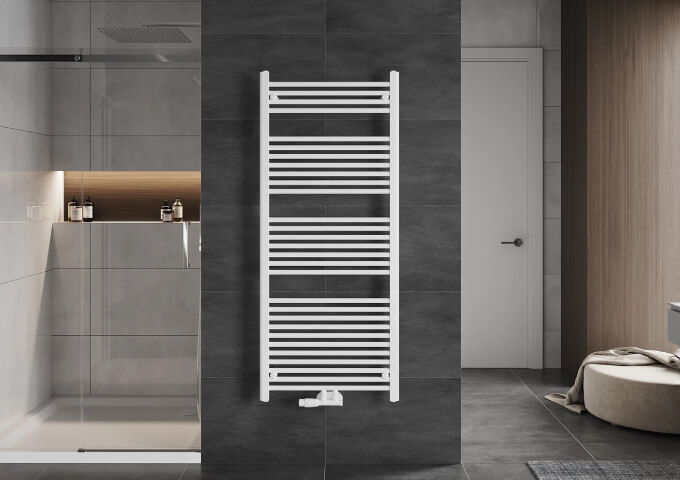 Handtuchheizkörper im Badezimmer mit Thermostatkopf