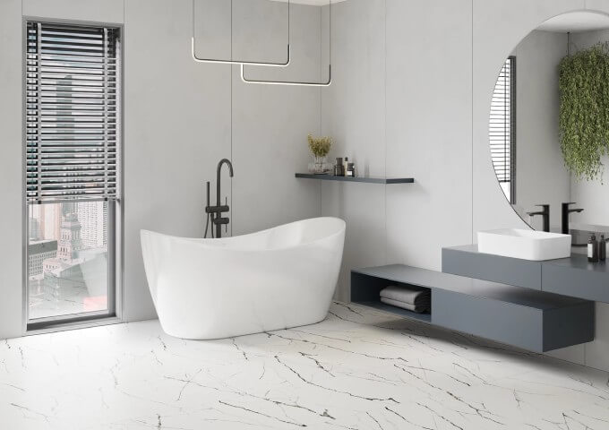 Badewanne im modernen weißen Badezimmer