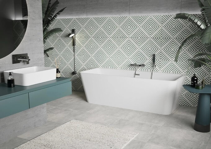 Weißes Badezimmer mit Vinylplatten