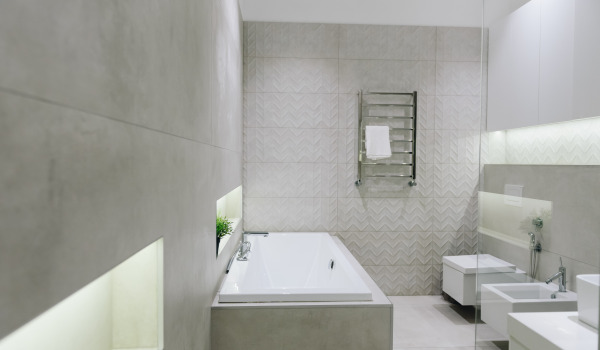 Moderne Badezimmer mit Bidetbatterie