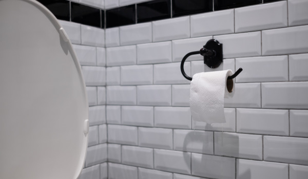 In welcher Höhe sollte man einen Toilettenpapierhalter anbringen?