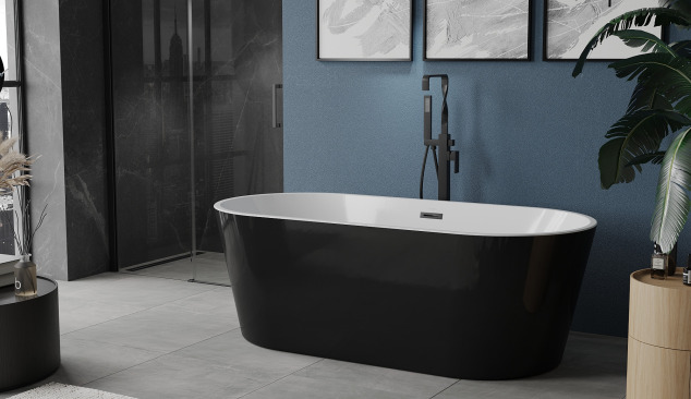 Badezimmer mit dunkelblauer Wand und schwarzen Akzenten
