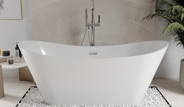 Freistehende Badewanne im beigen Badezimmer