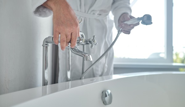 Von welcher Seite kommt kaltes und von welcher warmes Wasser? Eine Regel, die man leicht beim Einbau eines Wasserhahns vergessen kann.