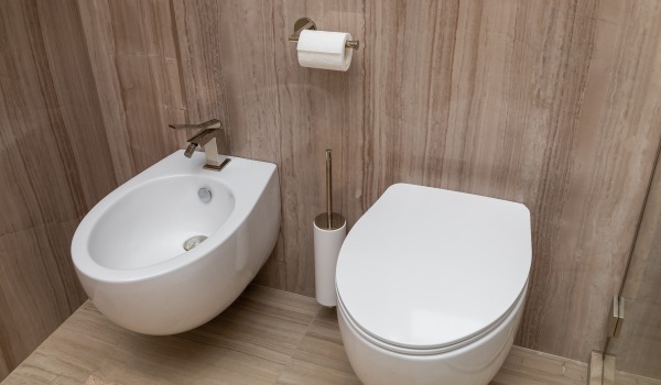 Wofür dient ein Bidet und warum lohnt es sich, eines im Badezimmer zu haben?
