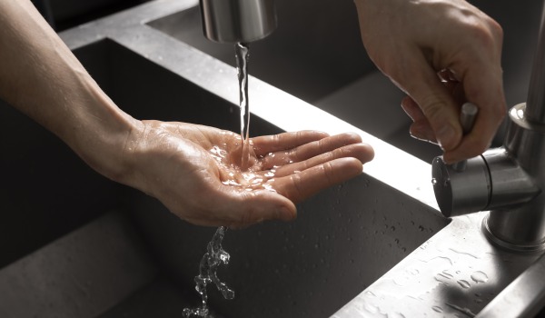 Wie spart man Wasser zu Hause? Lernen Sie bewährte Methoden zur Senkung Ihrer Rechnungen kennen.