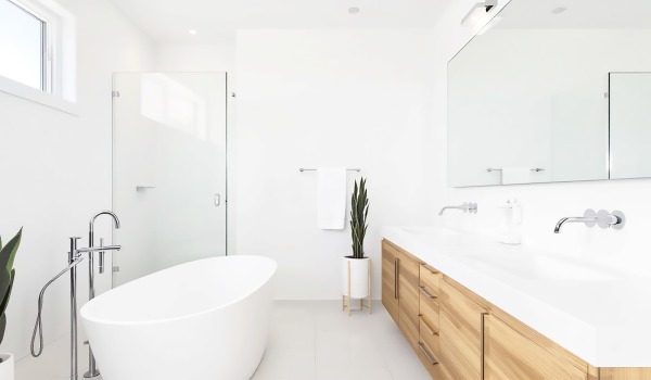 Helles Badezimmer – wie gestaltet man es? Bewährte Ratschläge und Inspirationen