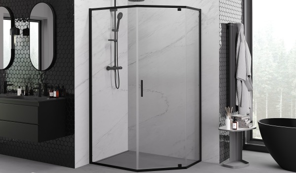Schwarze fünfeckige Kabine – moderne Geometrie im eleganten Badezimmer