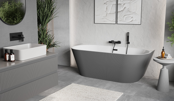 Minimalistische Grautöne mit freistehender geriffelter Badewanne