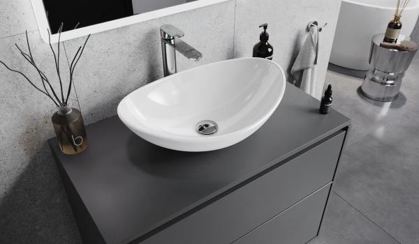 Moderne graue Badezimmer mit weißem Glaswaschbecken