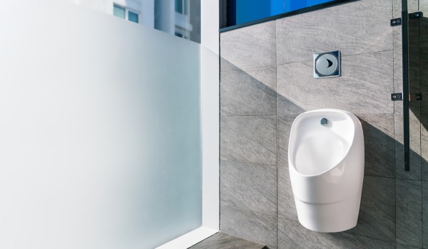 Urinal zu Hause – macht das Sinn? Vorteile, Nachteile und wann es sich lohnt