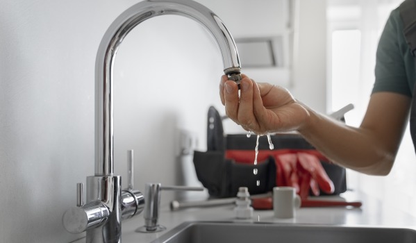 Was ist ein Perlator und wie funktioniert er? Erfahren Sie, warum es sich lohnt, ihn im Wasserhahn zu haben