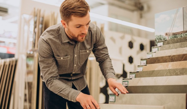 Vinylboden vs. Fliesen – was sollte man fürs Badezimmer wählen? Der komplette Ratgeber