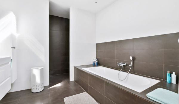 Rechteckige Badewanne im kleinen Badezimmer