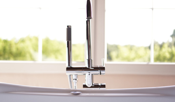 Moderne Badezimmer mit Wannen-Duschbatterien