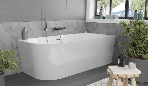 Freistehende Eckbadewanne im grauen, von der Natur inspirierten Badezimmer