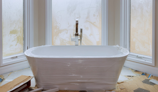 Wie wird eine freistehende Badewanne angeschlossen?