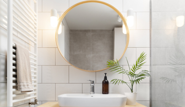 Wie wählt man den idealen Spiegel für das Badezimmer aus?