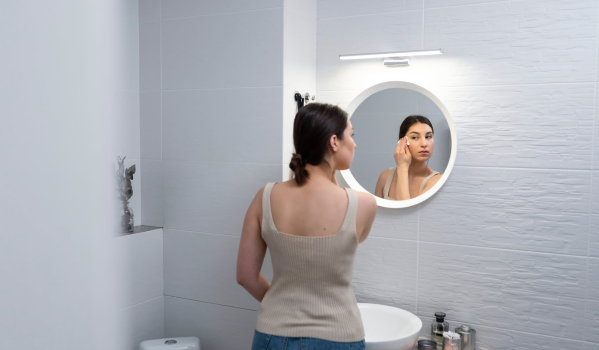 Wie beleuchtet man einen Badezimmerspiegel? Welche Leuchtkraft für das Badezimmer?