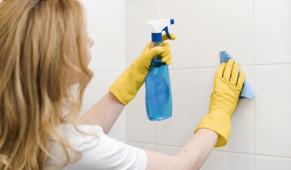 Schimmel im Badezimmer – wie vorbeugen und auf erste Anzeichen reagieren?