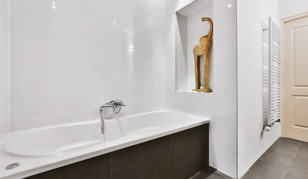 Wie baut man eine rechteckige Badewanne ein?